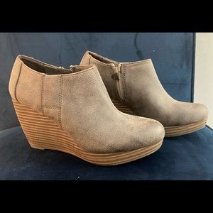 NWT 8.5 M Dr. Scholl’s taupe brown wedge bootie